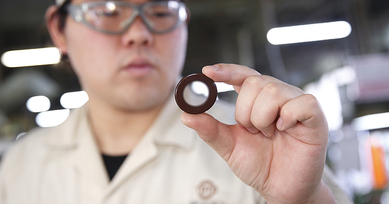 軸受用ゴムシールを製作中の画像