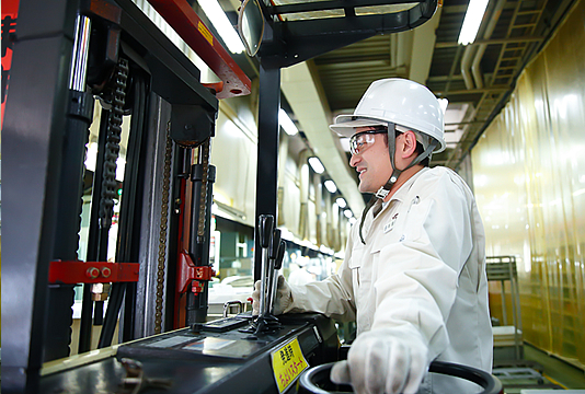 機械を操作中の画像